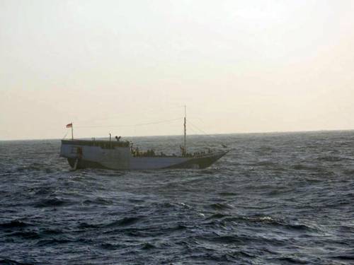 Tàu tuần tra biển Australia tham gia tìm kiếm các nạn nhân chìm tàu. 
